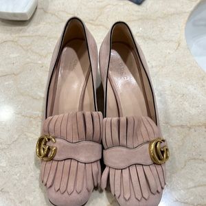 Gucci light pink suede heels with logo and fringe